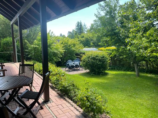 Terrasse & Garten Blick auf Terasse und Garten - Ferienhaus Lotz